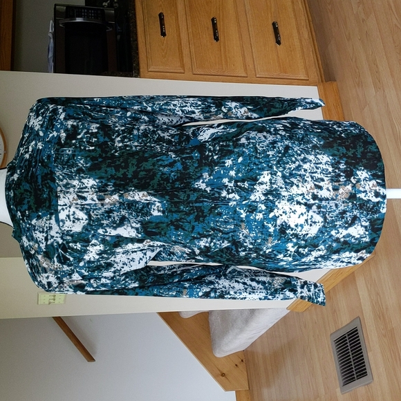 NEW Larry Levine Button Up Button Down High Low Blouse M Multicolored Scatter - Picture 13 of 16